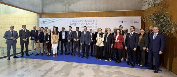 El presidente de la Comunidad, Fernando López Miras, inaugura la II Convención de Turismo de la Región de Murcia, con la consejera Carmen Conesa y el concejal de Turismo, Jesús Pacheco