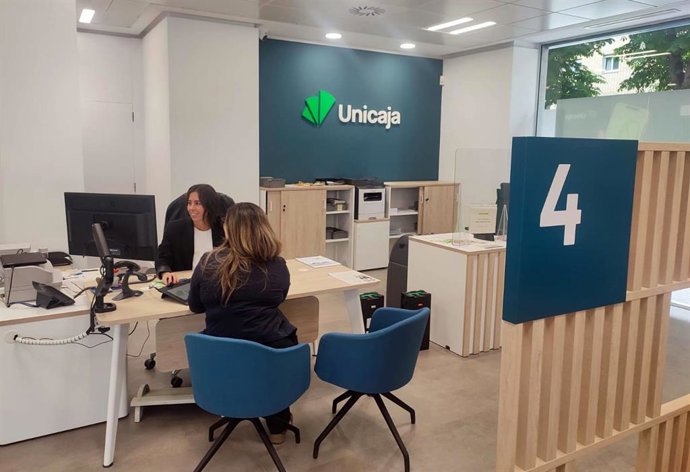 Interior de una oficina de Unicaja.