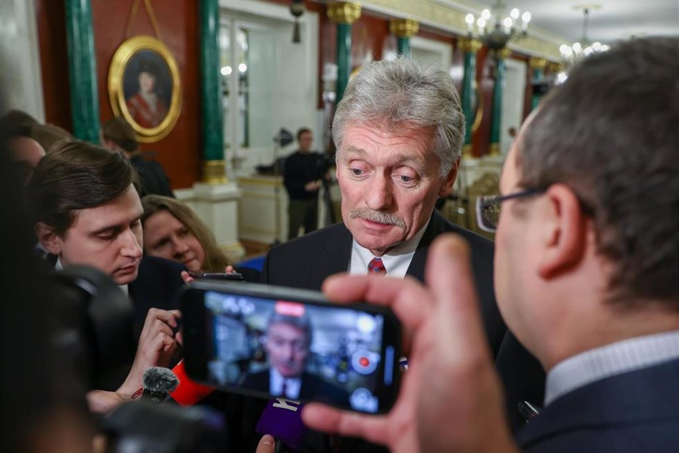 Dimitri Peskov, portavoz del Kremlin, atendiendo a los medios.
