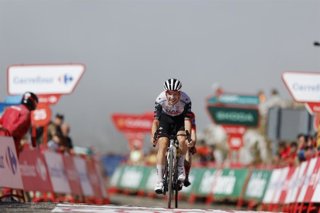 Archivo - El ciclista portugués Joao Almeida (UAE Team Emirates), ganador de la decimotercera etapa de La Vuelta de 2025 en L'Angliru por delante del líder Jonas Vingegaard.