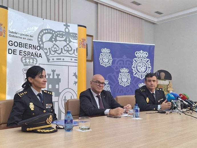 El subdelegado del Gobierno en Jaén, Manuel Fernández (c); la Comisaria Jefa provincial de la Policía Nacional en Jaén, Layla Dris Hach-Mohamed(iz),  y el inspector jefede la Brigada de la Policía Judicial de Linares, José Antonio de la Paz (dcha)