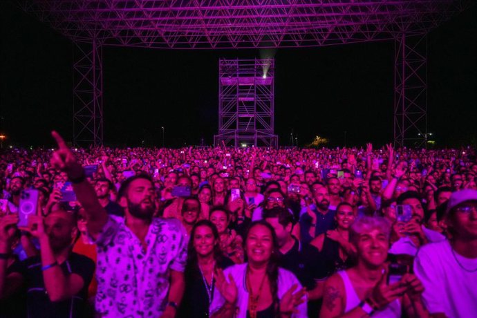 Archivo - Imagen de archivo del público de un concierto de Mónica Naranjo en Sevilla.