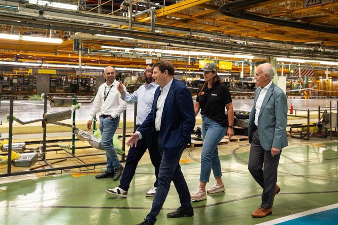 Visita de David Castera, director del Rally Dakar, a las instalaciones de EBRO.