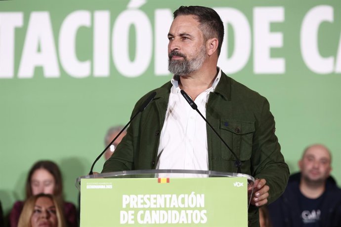 O presidente da VOX, Santiago Abascal, fala durante um evento para apresentar os candidatos da VOX para as eleições regionais em Extremadura, no Hotel Las Lomas, em 17 de novembro de 2025, em Mérida, Badajoz, Extremadura (Espanha). Abascal tem r