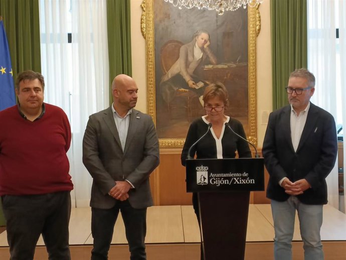 La alcaldesa de Gijón, Carmen Moriyón, en rueda de prensa en el Consistorio gijonés, acompañada de los concejales Gilberto Villoria, Jesús Martínez Salvador y Pelayo Barcia.