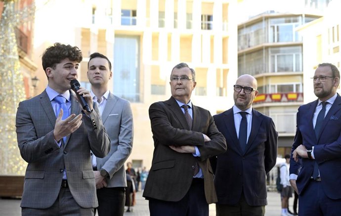 El tenor argentino Martín Savi interpreta una canción durante la presentación del gran espectáculo de encendido de la Navidad 2025