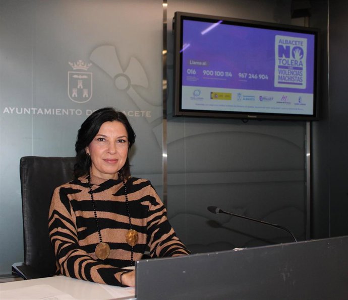 La concejala de Igualdad, Gala de la Calzada, informa de las actividades del Ayuntamiento por el 25N.