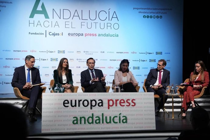 El consejero de Univeridad e Innovación, en el centro, junto a representantes de Amazon, Fujitsu y Moeve; el vicerrector de CEU Fernando III y la moderadora del panel sectorial.