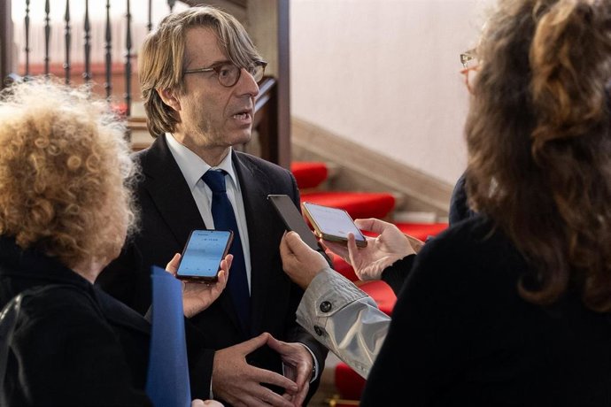 El conselleiro de Facenda, Miguel Corgas, responde a la prensa en un acto en Santiago