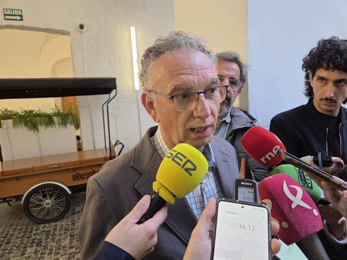 El delegado del Gobierno en Extremadura, José Luis Quintana, atiende a los medios de comunicación