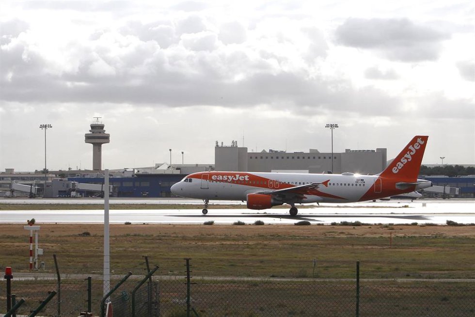 Archivo - Un avión en una de las pistas del aeropuerto de Palma, a 8 de noviembre de 2021, en Palma de Mallorca, Mallorca, Islas Baleares (España).