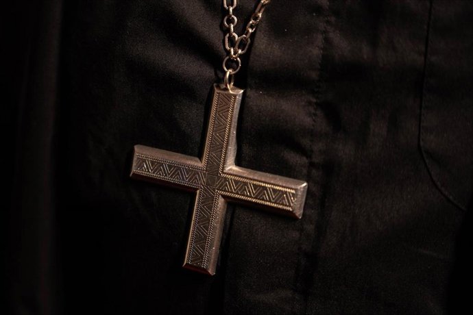 Archivo - Collar de una cruz de un obispo.