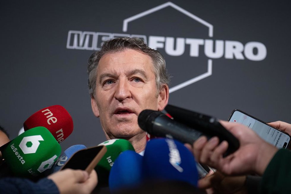El presidente del Partido Popular, Alberto Núñez Feijóo, atiende a los medios durante el foro Metafuturo 2025, en el Ateneo de Madrid, a 18 de noviembre de 2025, en Madrid (España). El foro, organizado por Atresmedia, reúne a todo tipo de personalidades