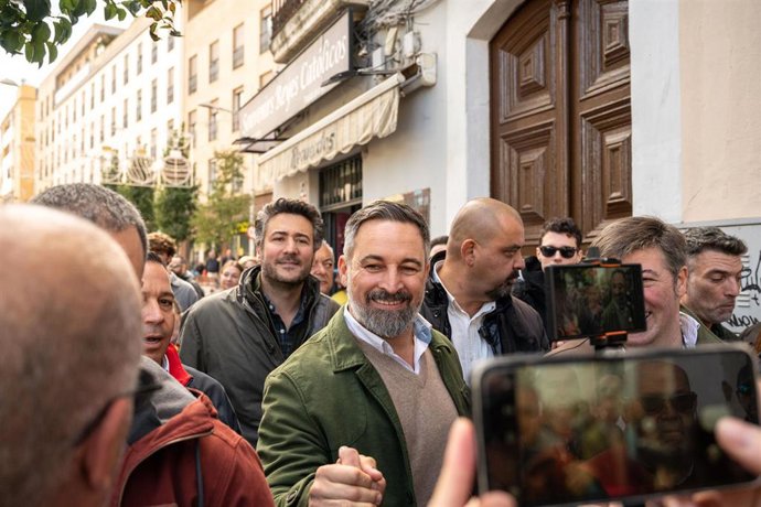 El presidente de Vox, Santiago Abascal (c), durante una visita a la Plaza de los Reyes Católicos, a 17 de noviembre de 2025, en Badajoz, Extremadura (España).
