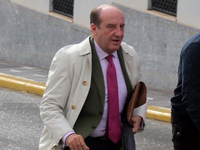 Joaquín Moeckel, abogado de Cayetano Rivera, a su llegada al juicio tras el accidente