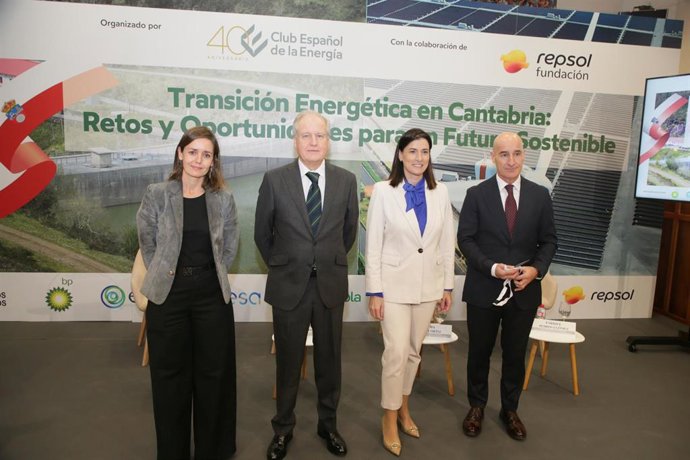 La coordinadora de la Secretaría Técnica del Club Español de la Energía,  Ana Padilla; el consejero de Industria, Eduardo Arasti; la alcaldesa de Santander, Gema Igual; y el director de Operaciones de Repsol, Enrique Pedrosa