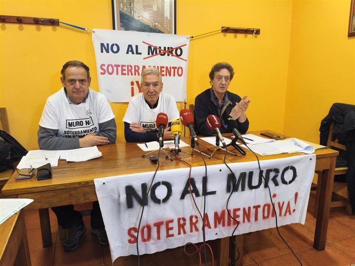 De izquierda a derecha, Cecilio Vadillo, Alfonso Peña y José Luis Lara, portavoces de la Plataforma por el Soterramiento del Ferrocarril de Valladolid.