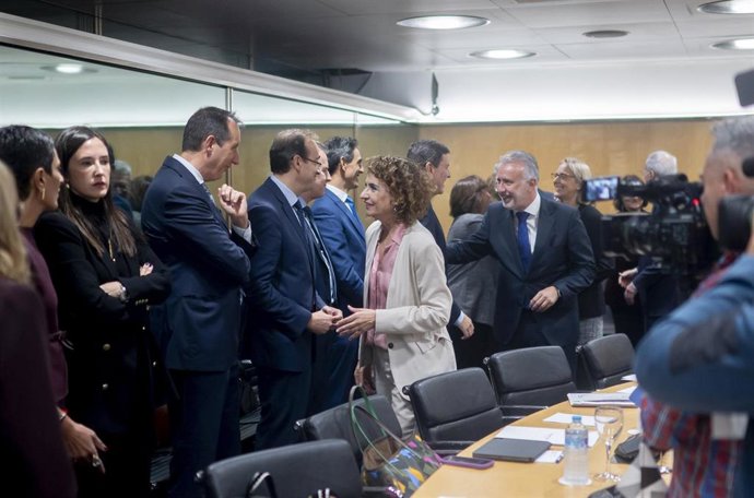 La vicepresidenta primera y ministra de Hacienda, María Jesús Montero (c), durante la reunión del Consejo de Política Fiscal y Financiera (CPFF), en el Ministerio de Hacienda, a 17 de noviembre de 2025, en Madrid (España)