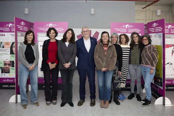 El vicepresidente Félix Taberna y Patricia Abad, junto con el equipo del INAI y de la Cátedra de Estudios de Género y Feministas de la UPNA