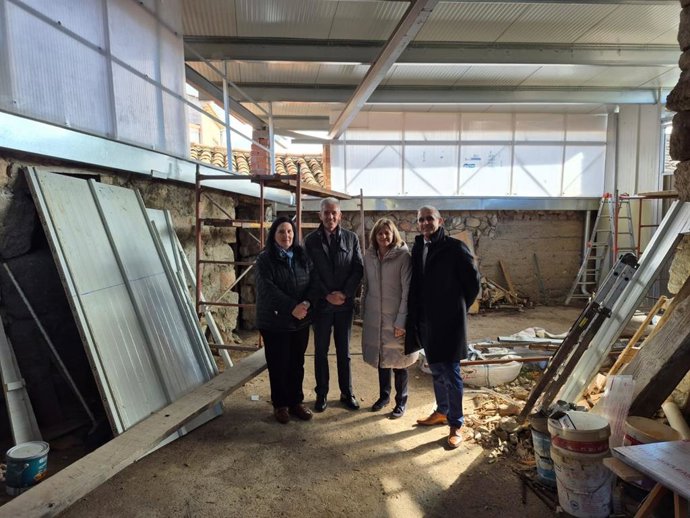 El director general de Trabajo y Prevención de Riesgos Laborales, José Manuel Barrios, durante la visita realizada a una explotación agrícola de La Serrada (Ávila).