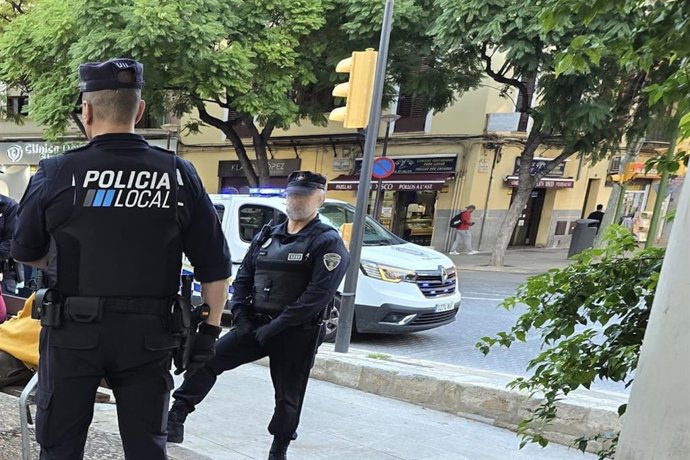 Agentes de la Policía Local de Palma, en la plaza de las Columnas.