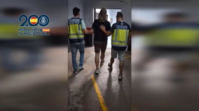 Dos agentes de la Policía Nacional con el fugitivo más buscado en Noruega por tráfico de drogas