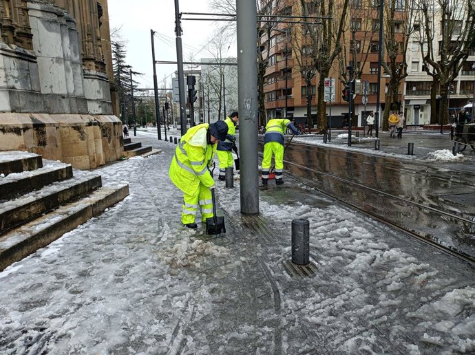 Archivo - Langileak elurra kentzen Gasteizen