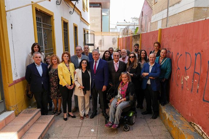 El alcalde de Sevilla, José Luis Sanz, en su visita al centro de la Asociación Colibrí.