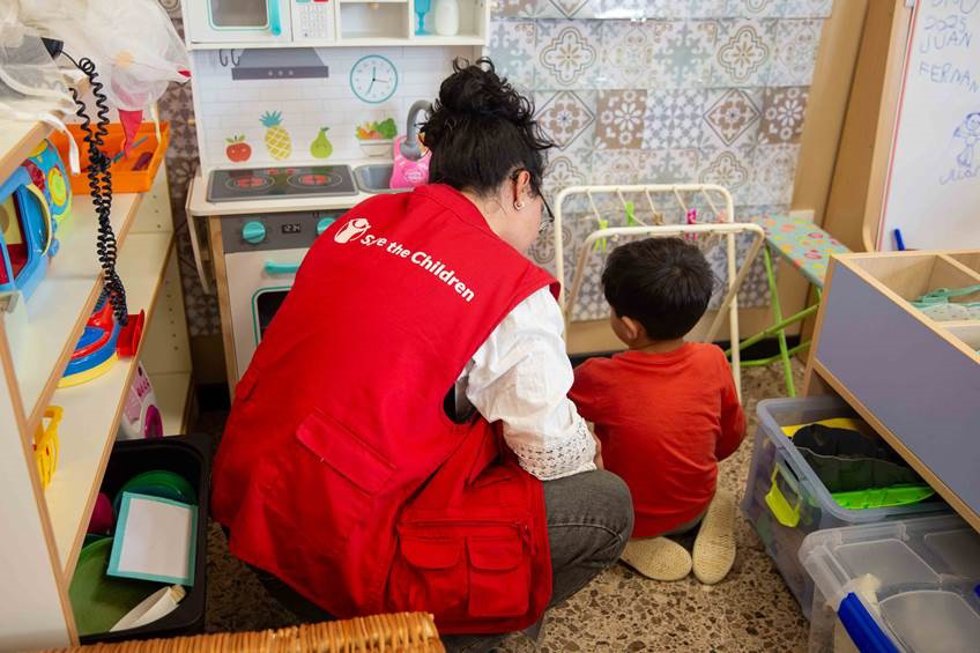 Archivo - Save The Children con un menor afectado por la dana