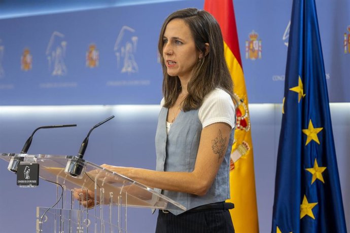 Archivo - La portavoz de Podemos en el Congreso, Ione Belarra, durante una rueda de prensa anterior a la Junta de Portavoces, en el Congreso de los Diputados, a 1 de octubre de 2025, en Madrid (España).