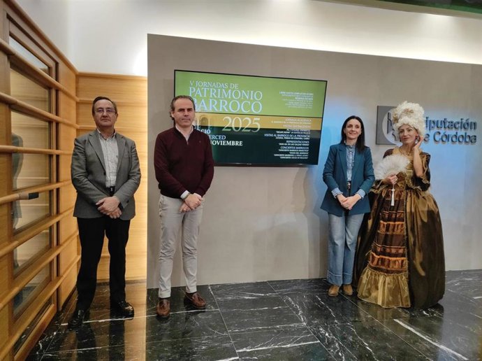 La delegada de Presidencia, Gobierno Interior y Vivienda de la Diputación de Córdoba, Marta Siles (segunda por la dcha.), informa sobre la celebración de las V Jornadas Barrocas.