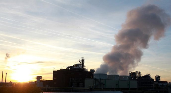 Archivo - December 26, 2018 - Cologne, Germany - A view of the Smoke and steam coming out of the Factories near Wesseling in Cologne.