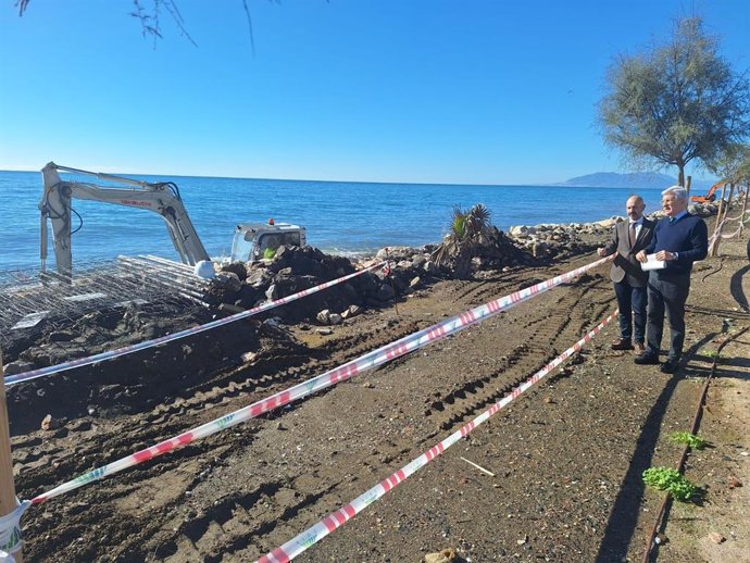 El Gobierno ejecuta actuaciones para recuperar y ampliar 600 metros cuadrados la playa de Chilches de Vélez-Málaga.