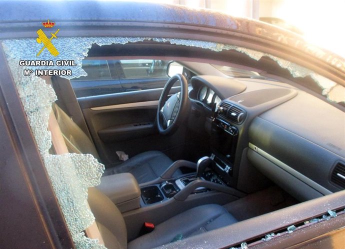 Los delincuentes rompían las ventanillas de los vehículos estacionados para robar en su interior