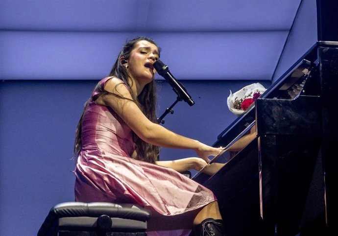 Archivo - La cantante y actriz Amaia actúa durante un concierto, en el Movistar Arena
