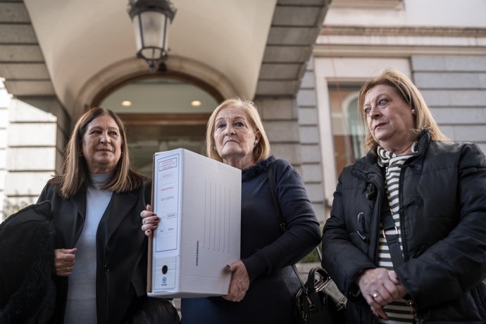 Las hermanas de García Caparrós, Purificación, Francisca y Dolores, en el Congreso de los Diputados, a 18 de noviembre de 2025, en Madrid (España).