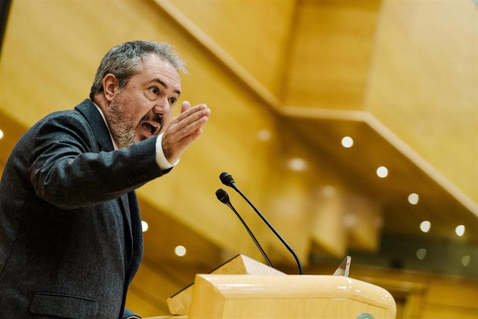 Archivo - El senador del PSOE Juan Espadas interviene durante una sesión plenaria extraordinaria, en el Senado, a 28 de enero de 2025, en Madrid (España).