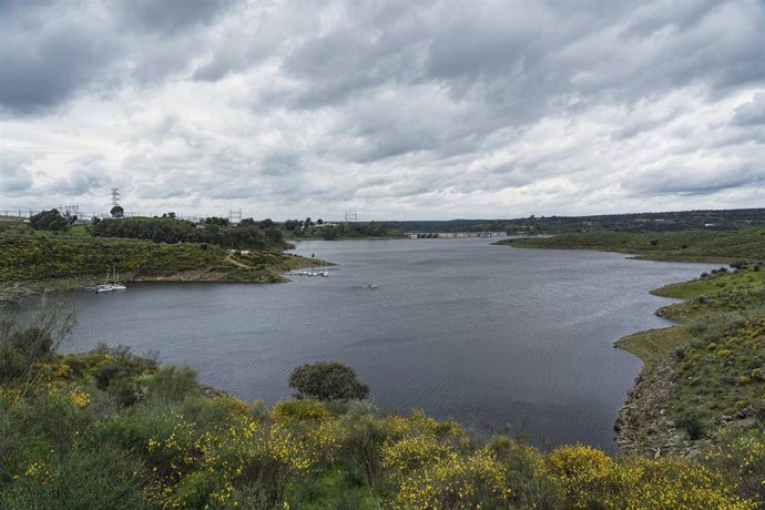 Archivo - Vista del embalse de Alcántara, a 19 de marzo de 2025, en Cáceres, Extremadura (España).