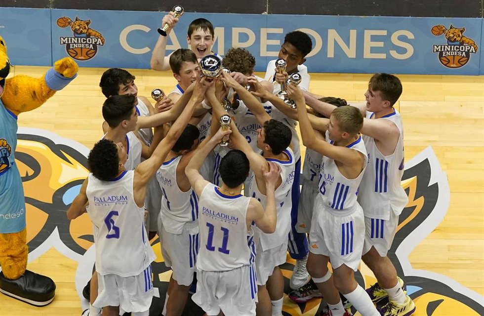 Archivo - El Real Madrid celebrando una de las últimas ediciones de la Minicopa Endesa