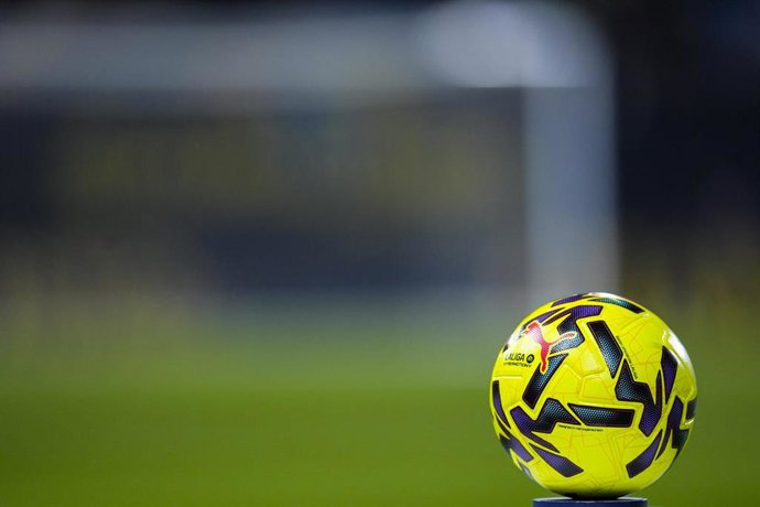 Balón de LaLiga Hypermotion 2025-26, en el estadio Nuevo Mirandilla de Cádiz.