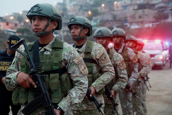 LIMA, 26 de outubro de 2025 -- Membros do Exército peruano alinham-se em formação antes de patrulhar as ruas durante o estado de emergência no distrito de Villa Marªa del Triunfo, no sul de Lima, Peru, em 25 de outubro de 2025. O presidente peruano José 
