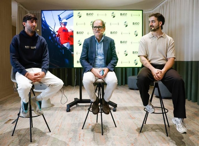(Izq.) Julen Rodríguez, Co Fundador De Gravity Wave; Jorge Mahía, Director Ejecutivo De B100; Y Julen Rodríguez, Cofundador De Gravity Wave En La Presentación En Madrid Del Proyecto Que Produce Prótesis A Partir De Plásticos