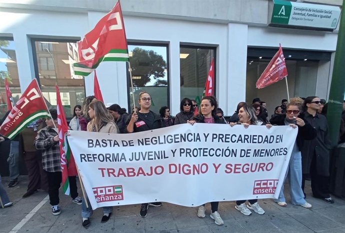 Concentración de CCOO Sevilla a las puertas de la Delegación Territorial de Inclusión Social, Juventud, Igualdad y Familias