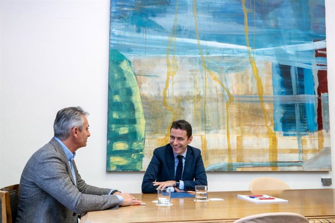 El presidente de la Cámara de Comercio de Cantabria, Tomás Dasgoas (i), y el delegado del Gobierno en Cantabria, Pedro Casares (d)