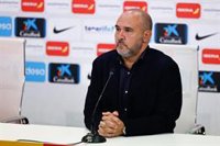 Santi Yusta, único jugador que repite en una primera lista de Chus Mateo con muchas novedades