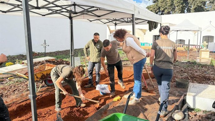 Excavación de la primera fosa en el cementerio de ses Figueretes