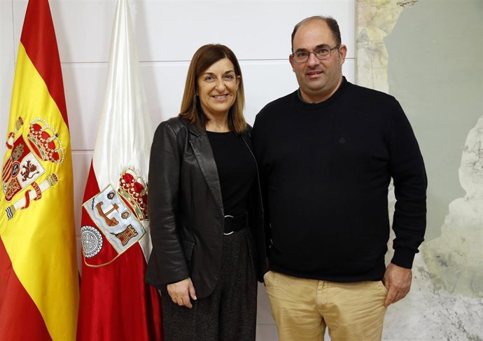 La presidenta de Cantabria, María José Sáenz de Buruaga, recibe al alcalde de Villafufre, José Luis Cobo