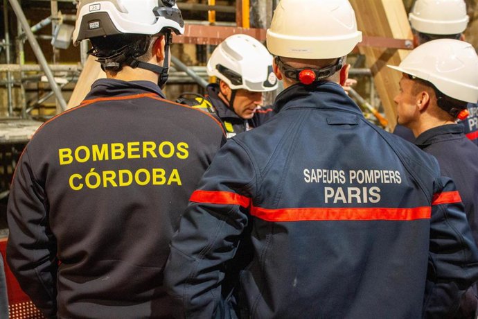 Altos mandos de los bomberos de París visitan la Mezquita-Catedral, junto a bomberos de Córdoba, para conocer sus medidas de autoprotección.