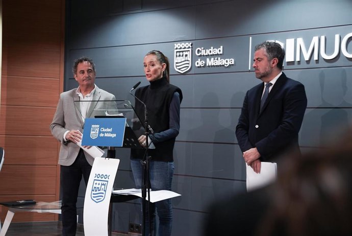 La portavoz del equipo de gobierno, Elisa Pérez de Siles; el concejal delegado de Derechos Sociales, Francisco Cantos; y el concejal delegado del Área de Economía y Hacienda del Ayuntamiento de Málaga, Carlos Conde