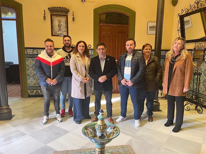 Francisco Reyes (c), junto a miembros de la Corporación local de Lahiguera.
